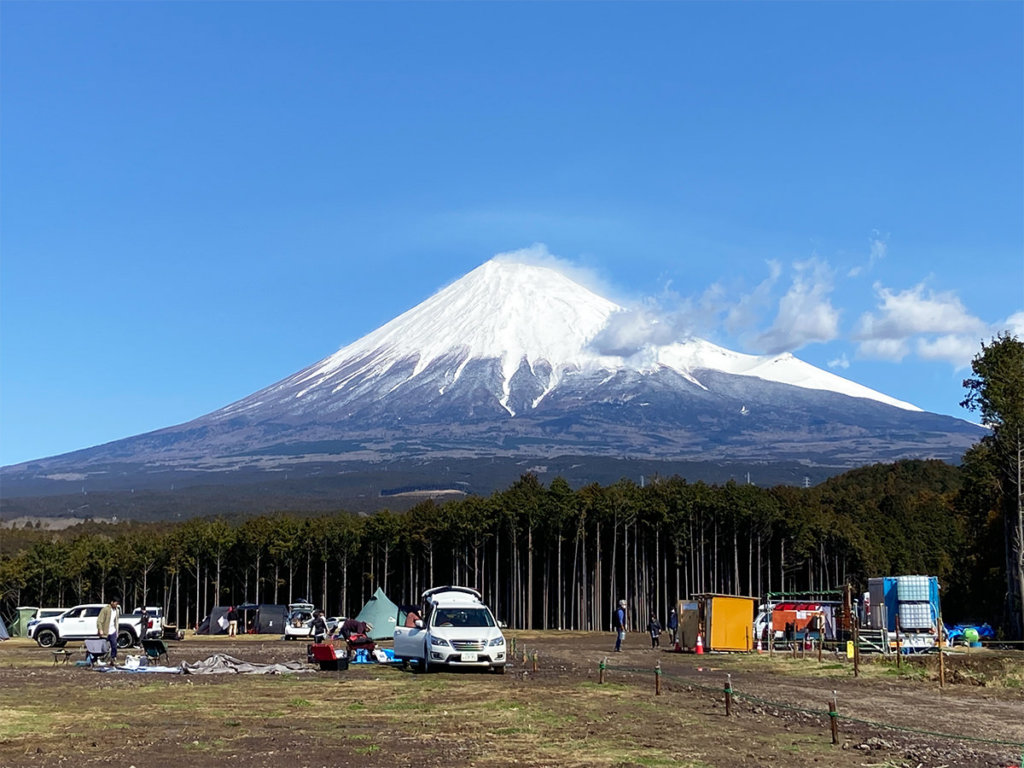 林から離れるにつれて富士山の全体像が良く見える