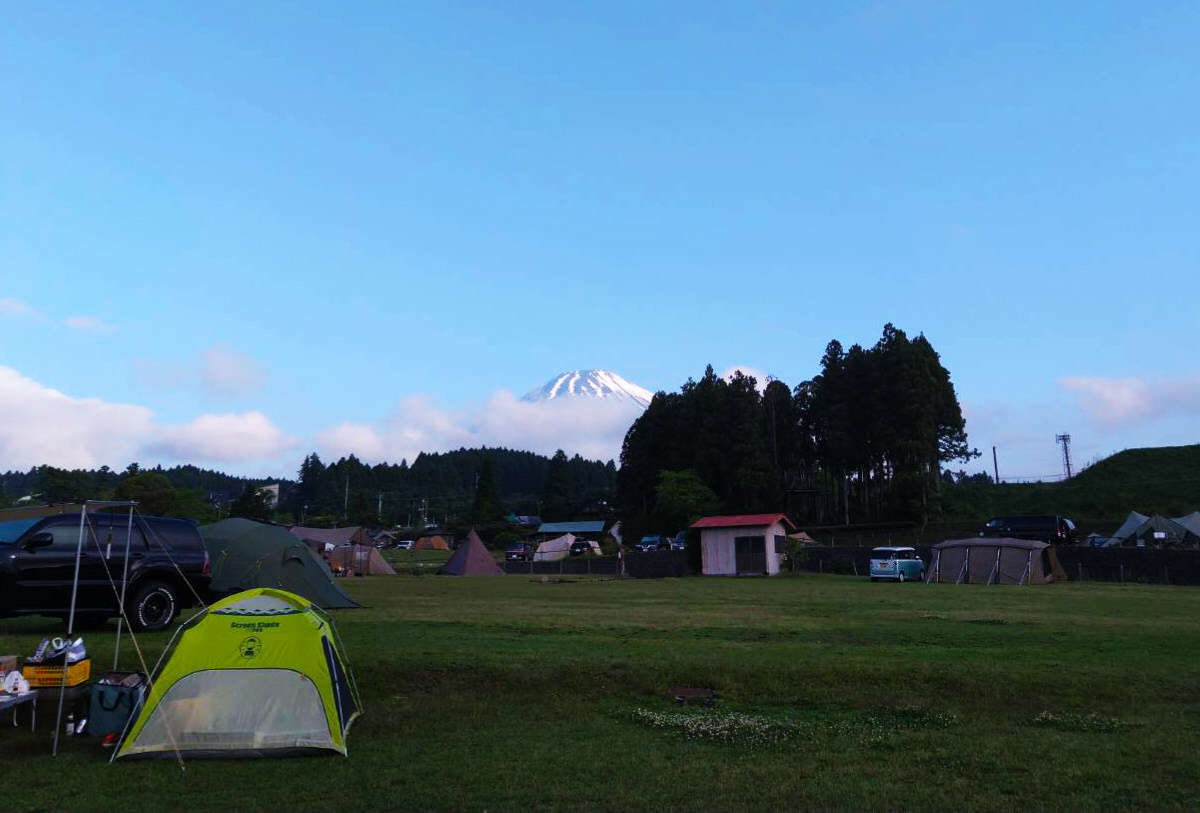 キャンプ場からちらっと見えた富士山