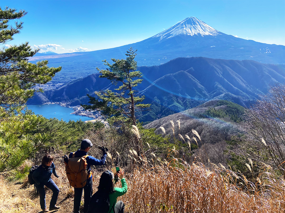 毛無山から河口湖と富士山を望む